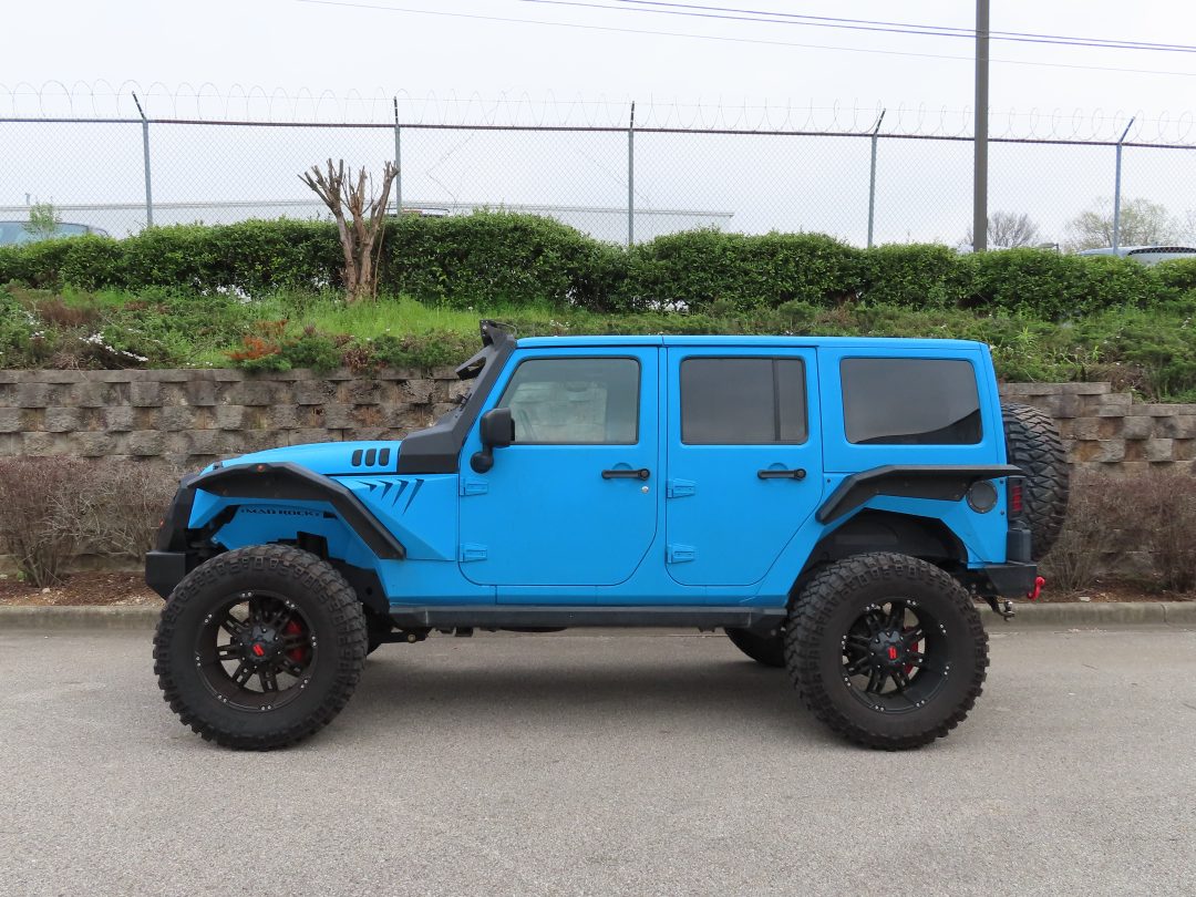 Blue jeep with tinted windows (1024x768)